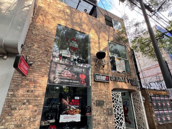 Fachada de local en alquiler con ventanales grandes en la Condesa