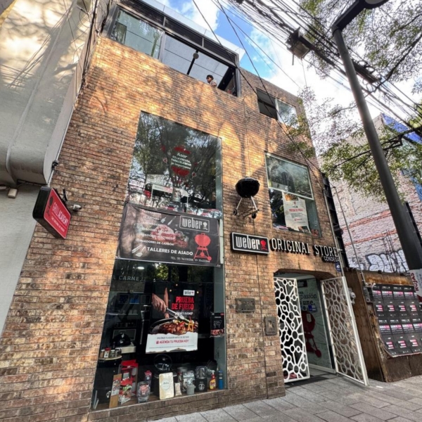 Fachada de local en alquiler con ventanales grandes en la Condesa