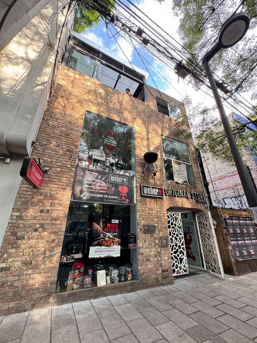 Fachada de local en alquiler con ventanales grandes en la Condesa Fachada de local en alquiler con ventanales grandes en la Condesa