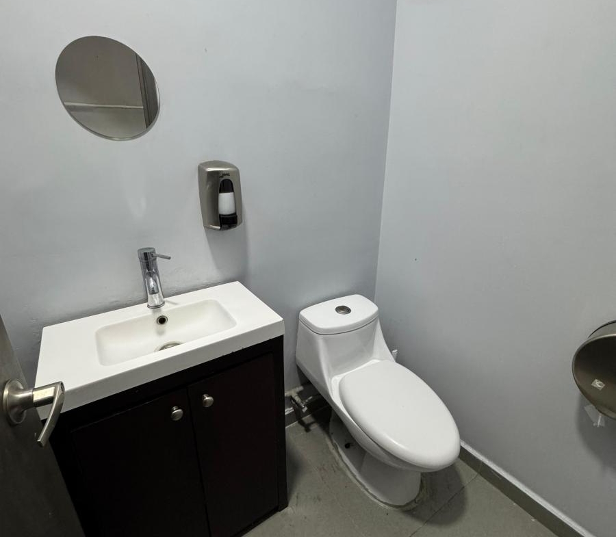 Sanitarios para clientes en local comercial disponible en la Condesa