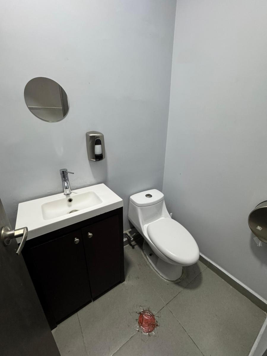 Local Comercial en renta en La Condesa CDMX 12 Sanitarios para clientes en local comercial disponible en la Condesa