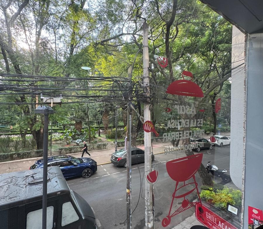 Entorno comercial y restaurantes junto a local disponible en la Condesa