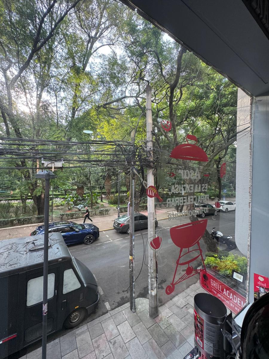 Local Comercial en renta en La Condesa CDMX 18 Entorno comercial y restaurantes junto a local disponible en la Condesa