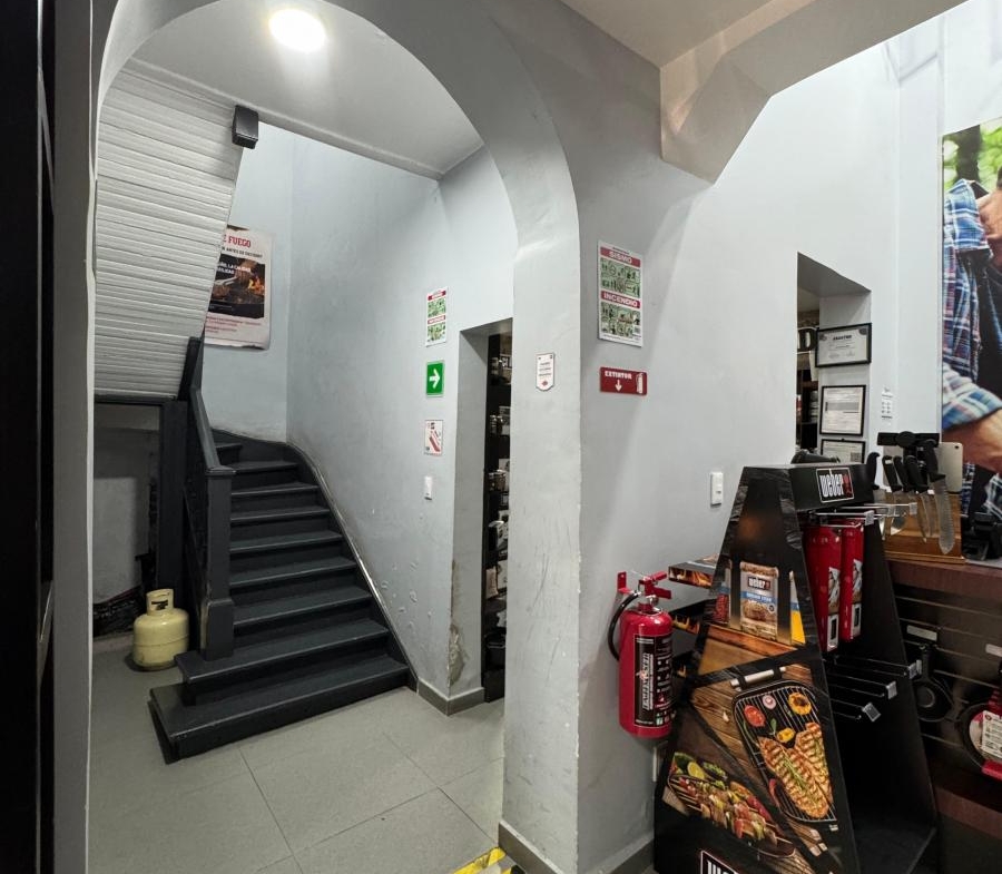 Interior de local comercial moderno listo para ocupar en la Condesa